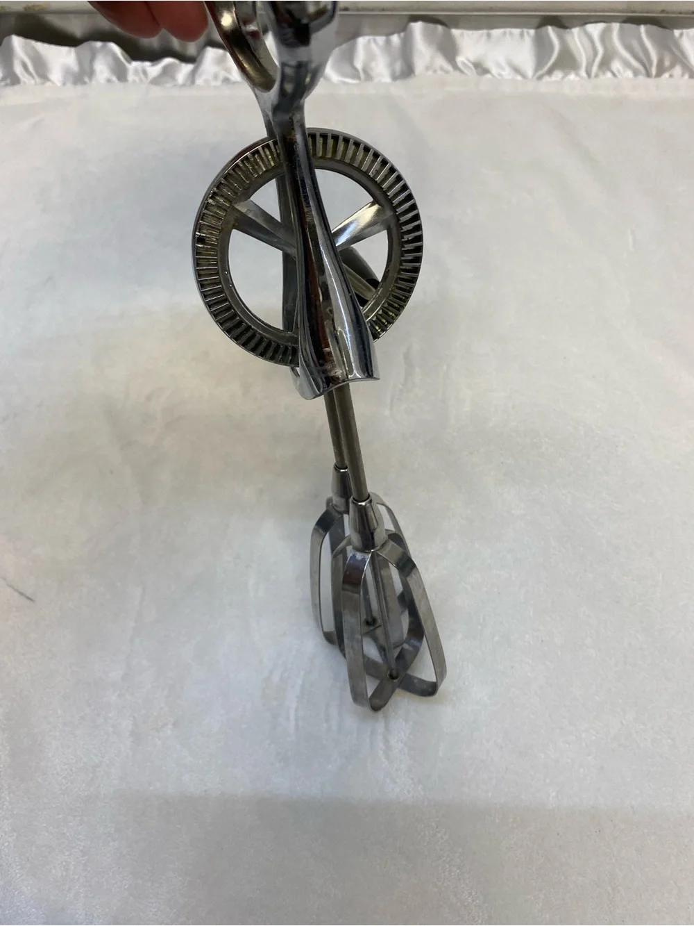 Vintage MAYNARD EGG BEATER HAND MIXER CREAM HANDLE ROTARY UTENSIL Works Great